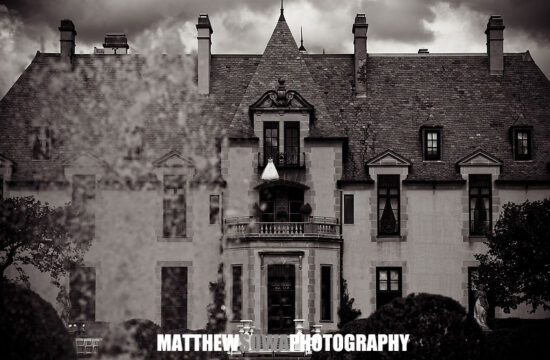 Looking for a top Oheka Castle wedding photographer in New York? We capture elegant, luxurious and timeless wedding moments at Oheka Castle.