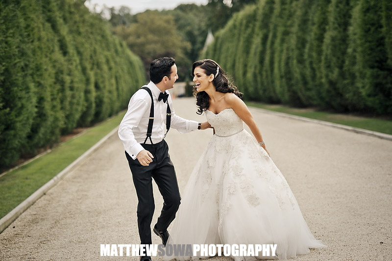 Looking for a top Oheka Castle wedding photographer in New York? We capture elegant, luxurious and timeless wedding moments at Oheka Castle.