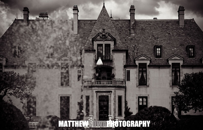 Looking for a top Oheka Castle wedding photographer in New York? We capture elegant, luxurious and timeless wedding moments at Oheka Castle.